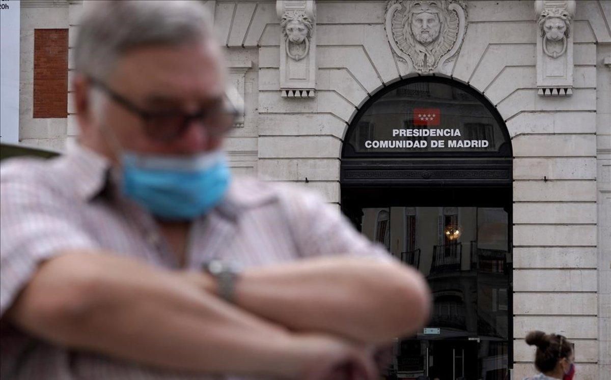Un hombre espera en la Puerta del Sol, frente a la sede de la Presidencia de la Comunidad de Madrid, el pasado septiembre. Un hombre espera en la Puerta del Sol, frente a la sede de la Presidencia de la Comunidad de Madrid, el pasado septiembre.