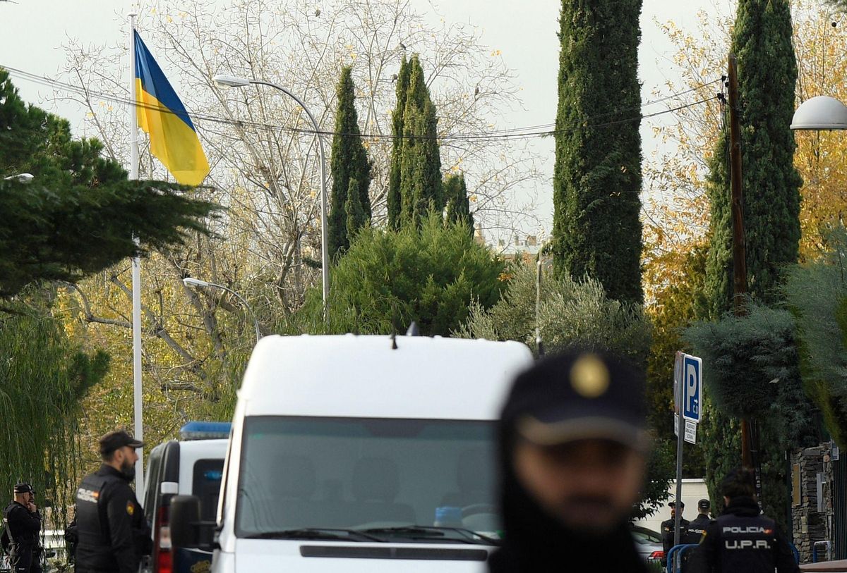 Policías españoles junto a una bandera ucraniana en la embajada de Ucrania en Madrid. Policías españoles junto a una bandera ucraniana en la embajada de Ucrania en Madrid.