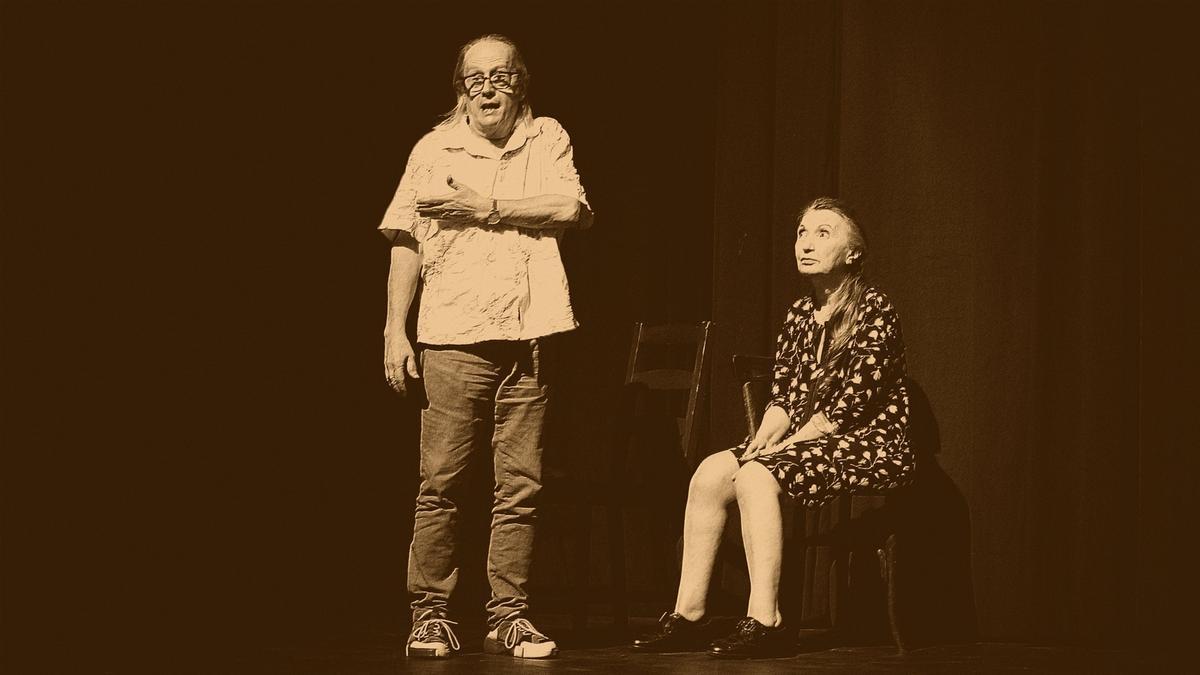 Los actores Oriol Genís  y Mont Plans durante la obra ’Cadires’ (Teatre Goya)