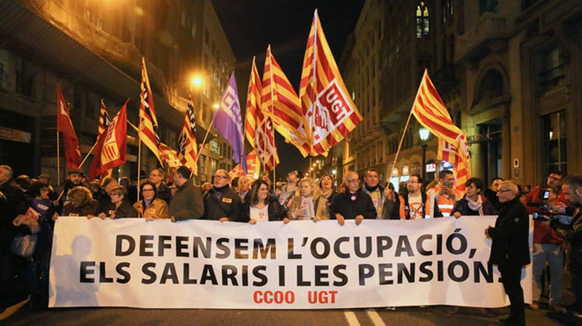Capçalera de la manifestació sindical, amb CCOO i la UGT, a la Via Laietana.