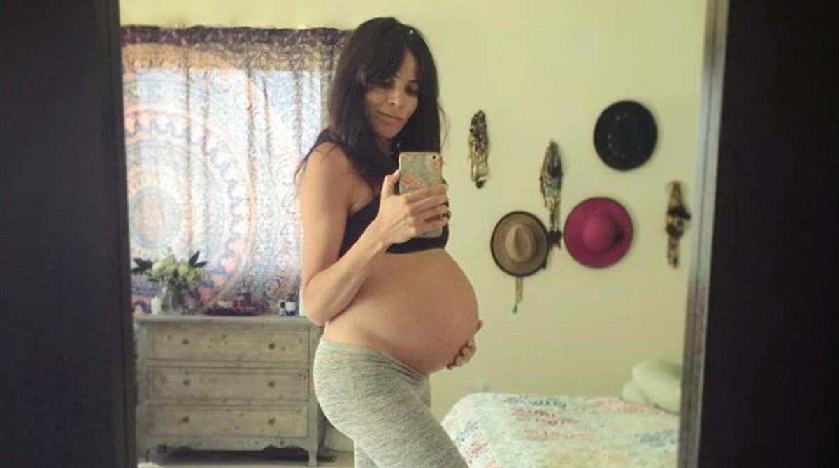 Raquel del Rosario posa para su cuenta de Instagram, embarazada de su segundo hijo.
