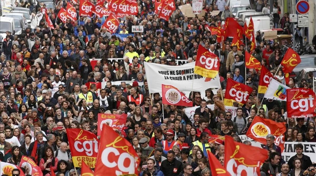 Sindicalistas y estudiantes en la manifestación de este jueves en Francia en contra de la reforma laboral. 