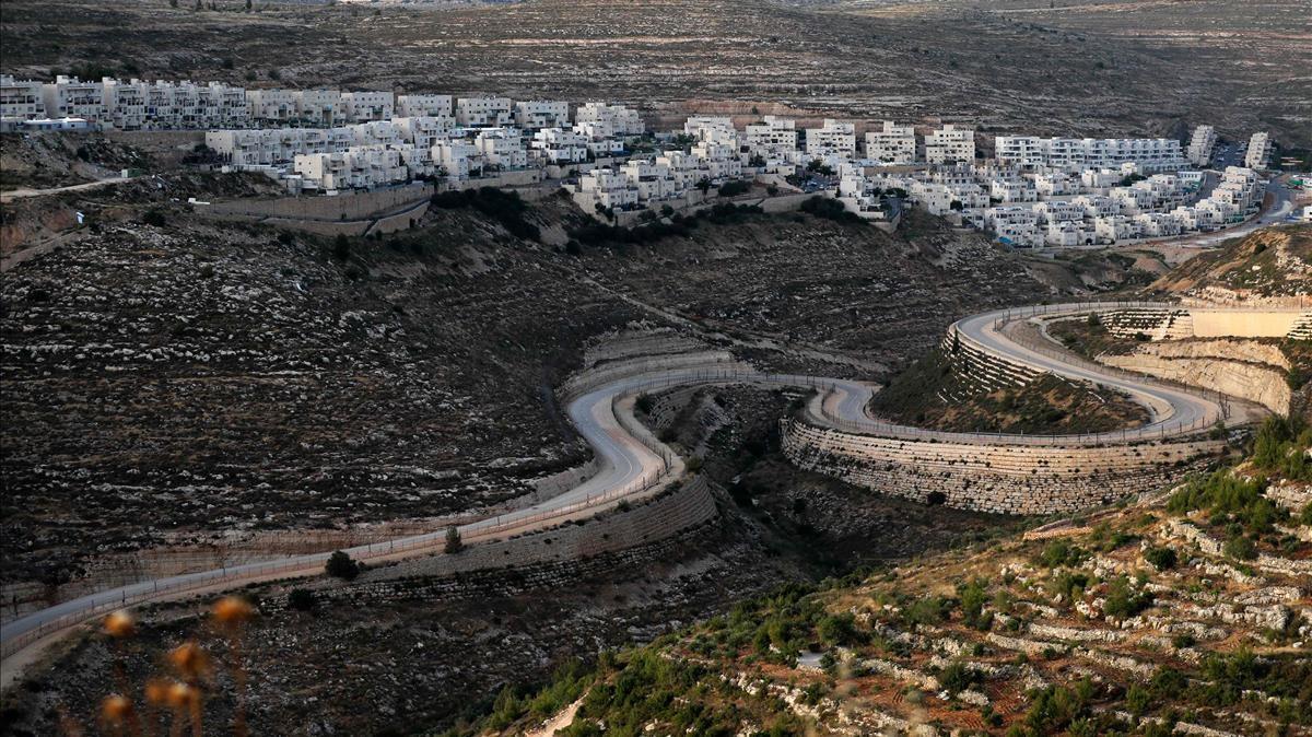 Un camino serpentea cerca del asentamiento israelí de Givat Zeev, próximo a la ciudad cisjordana de Ramala.