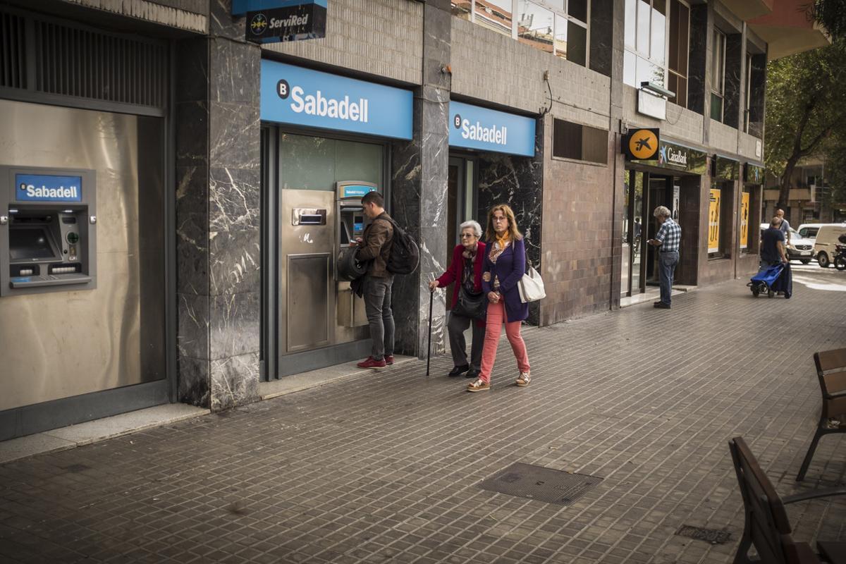 Oficinas de Banc Sabadell y CaixaBank, en una imagen de archivo.