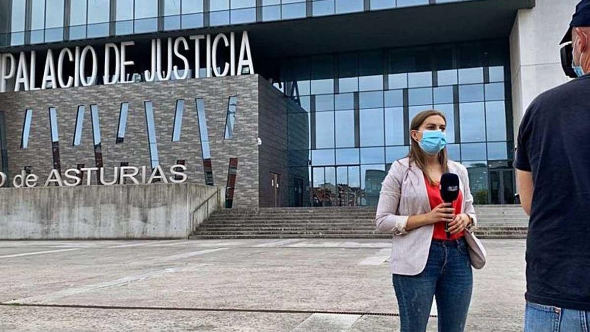 Una periodista portuguesa, ayer, ante el Palacio de Justicia de Gijón.