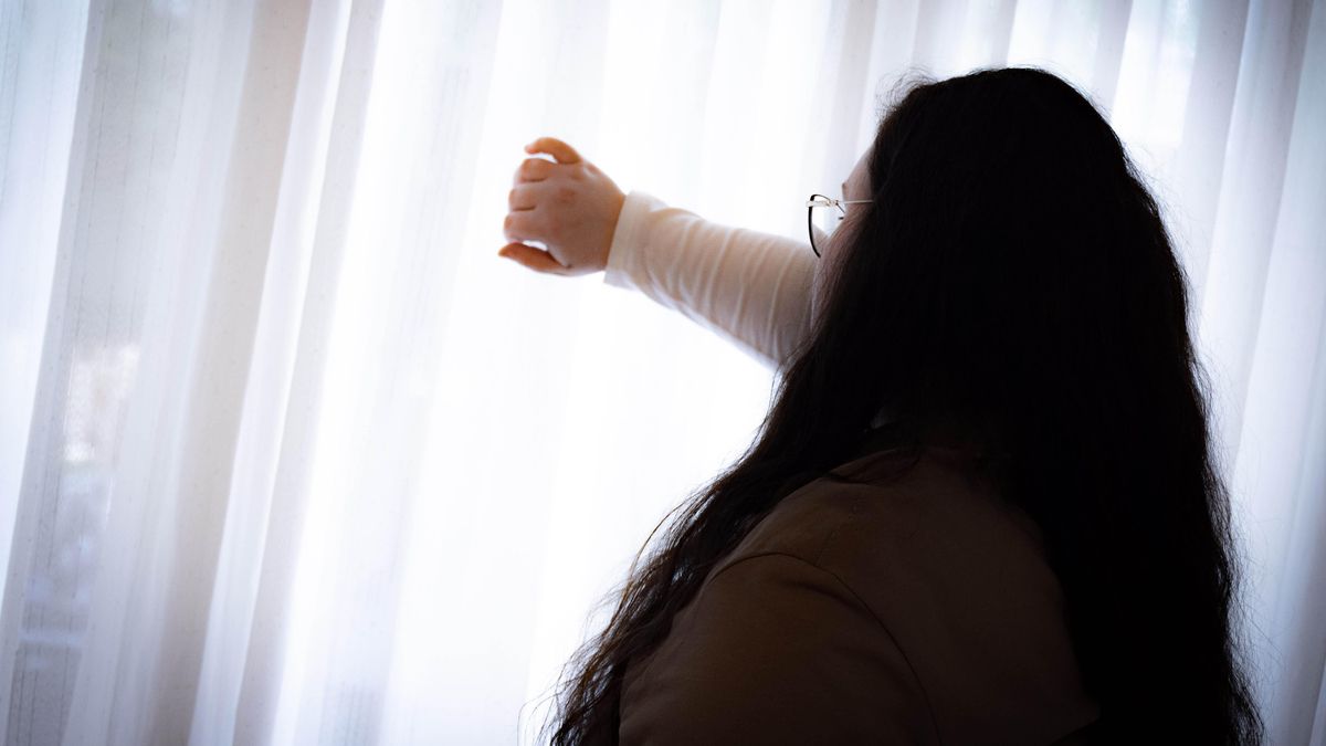 Gemma P., una de las jóvenes que ha padecido depresión durante la pandemia, sostiene la cortina de su habitación mientras observa la calle Gemma P., una de las jóvenes que ha padecido depresión durante la pandemia, sostiene la cortina de su habitación mientras observa la calle