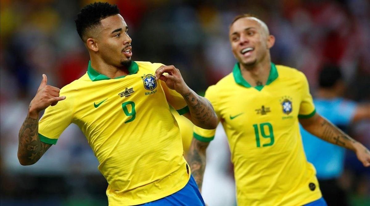 Gabriel Jesus, perseguido por Everton, celebra el segundo gol, obra suya. Gabriel Jesus, perseguido por Everton, celebra el segundo gol, obra suya.