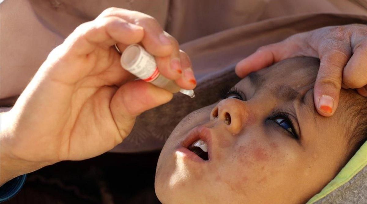 Un niño es vacunado contra la polio en Afganistán. Un niño es vacunado contra la polio en Afganistán.