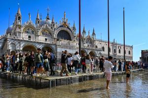 Turistas en Venecia tras la marea alta