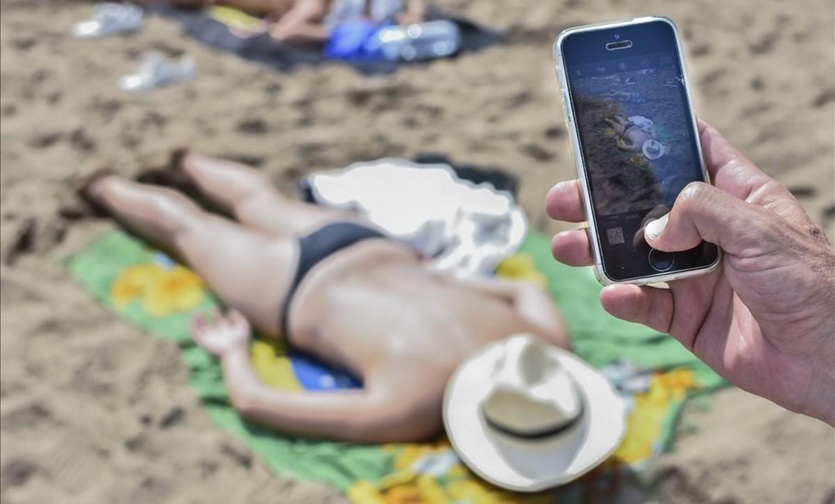 El móvil facilita el robo de imágenes en las playas.