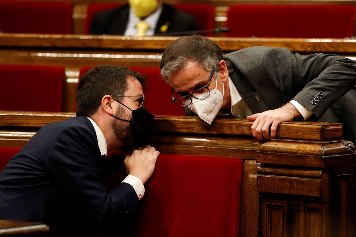 El candidato de ERC a la presidencia de la Generalitat, Pere Aragonès (i) conversa con el presidente del grupo parlamentario ERC, Josep María Jové (d) durante la segunda jornada del debate de investidura celebrada en el Parlament este viernes. EFE/Alberto Estévez POOL El candidato de ERC a la presidencia de la Generalitat, Pere Aragonès (i) conversa con el presidente del grupo parlamentario ERC, Josep María Jové (d) durante la segunda jornada del debate de investidura celebrada en el Parlament este viernes. EFE/Alberto Estévez POOL