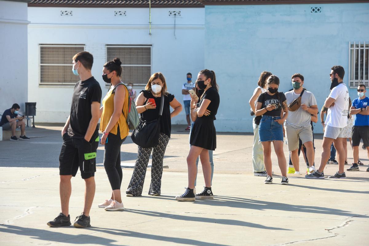 Colas de adolescentes para vacunarse esta semana en el Pavelló Onze de Setembre de Lleida. Colas de adolescentes para vacunarse esta semana en el Pavelló Onze de Setembre de Lleida.