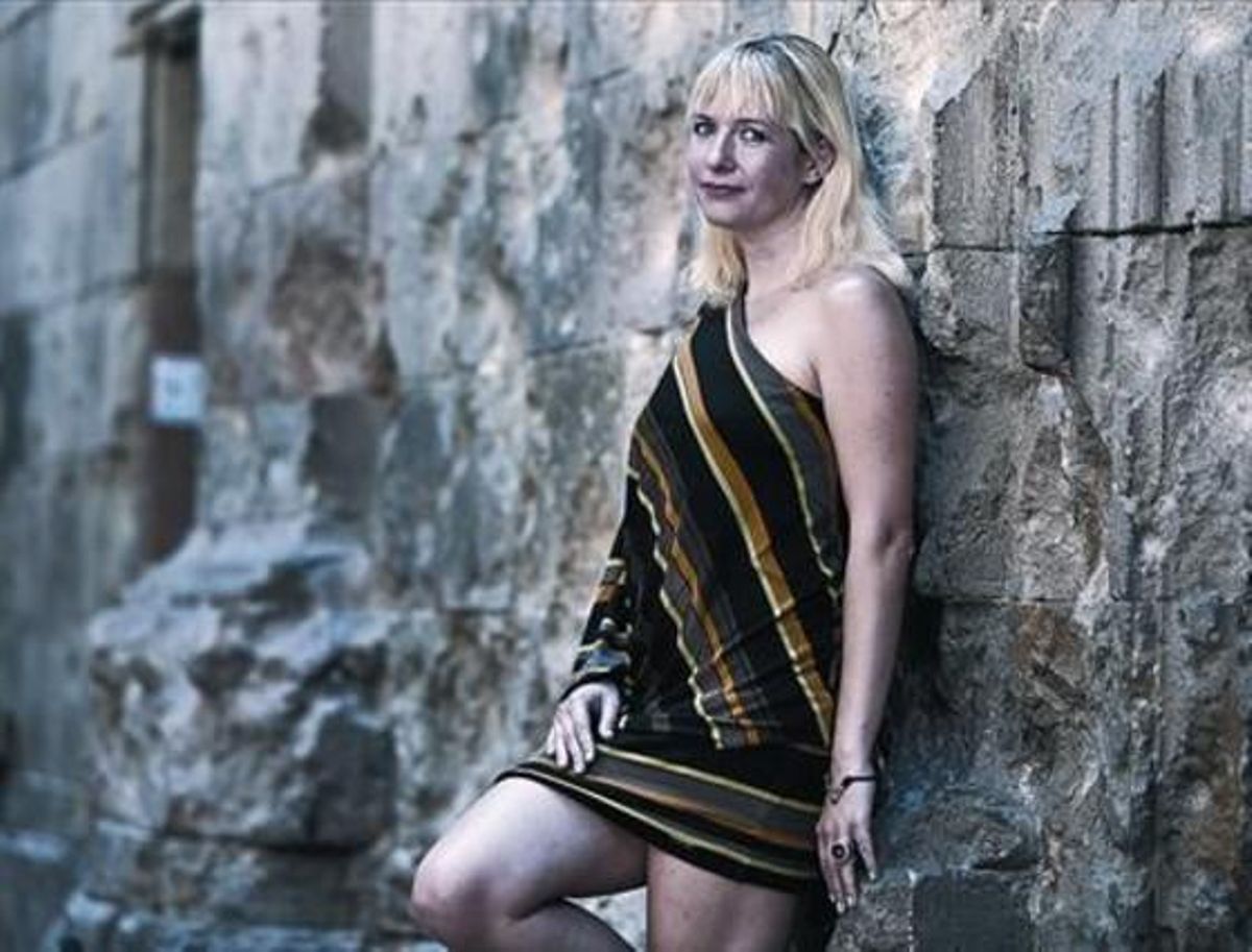 Lauren Beukes en la plaza de Sant Felip Neri, tras pasar varios días de vacaciones en Sitges y Barcelona. Lauren Beukes en la plaza de Sant Felip Neri, tras pasar varios días de vacaciones en Sitges y Barcelona.