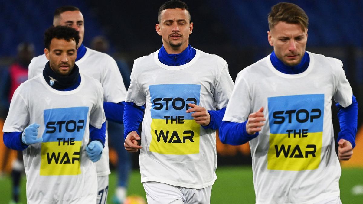 Jugadores del Lazio con camisetas contrarias a la guerra.