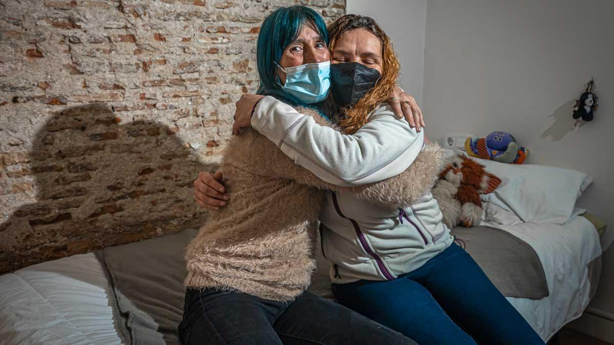 Susana Moreno y María, el lunes en la vivienda que comparten tras dejar el albergue para toxicómanos.