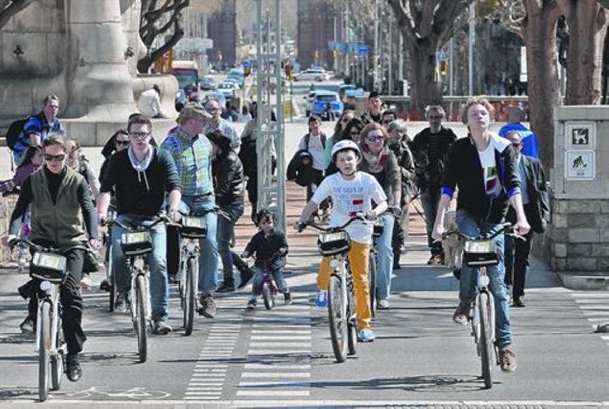Cruce para peatones y bicicletas, en la plaza de Tetuan de Barcelona.