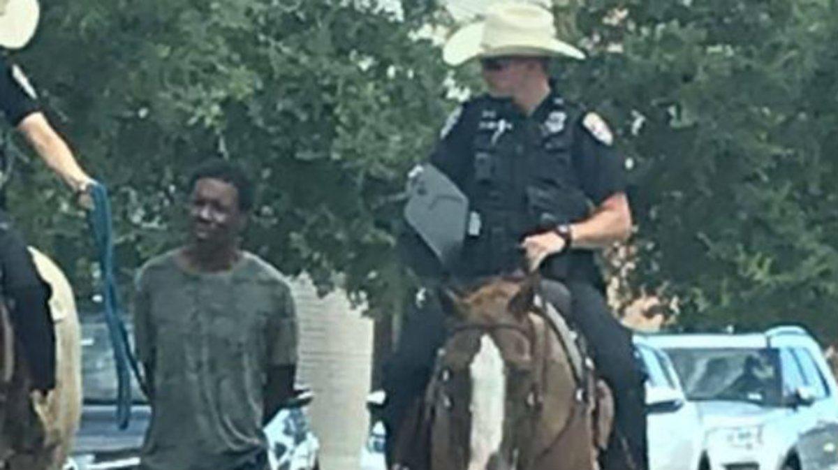 La imagen de la polémica: dos policías montados a caballo trasladan a un hombre negro atado con una cuerda, en Galveston (Texas).