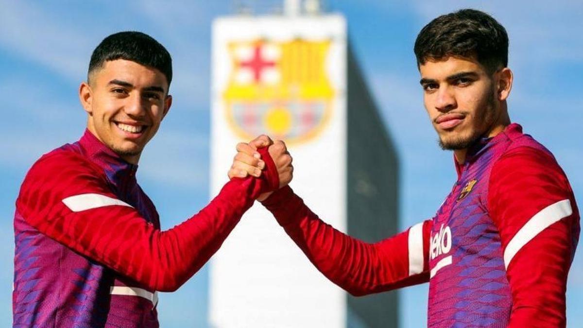 Ilias Akhomach y Abde Ezzalzouli posan en la ciudad deportiva del Barça tras el derbi. 