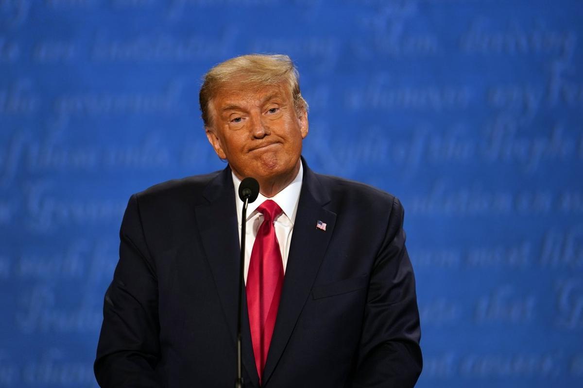 Donald  Trump gesticula durante el debate con Biden.