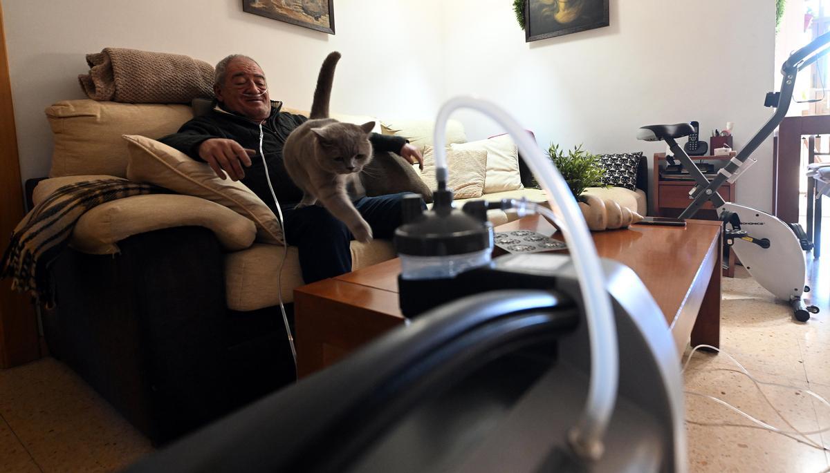 Salvador Mañosas, enfermo de EPOC, en su casa de Barcelona con su gato Tom.