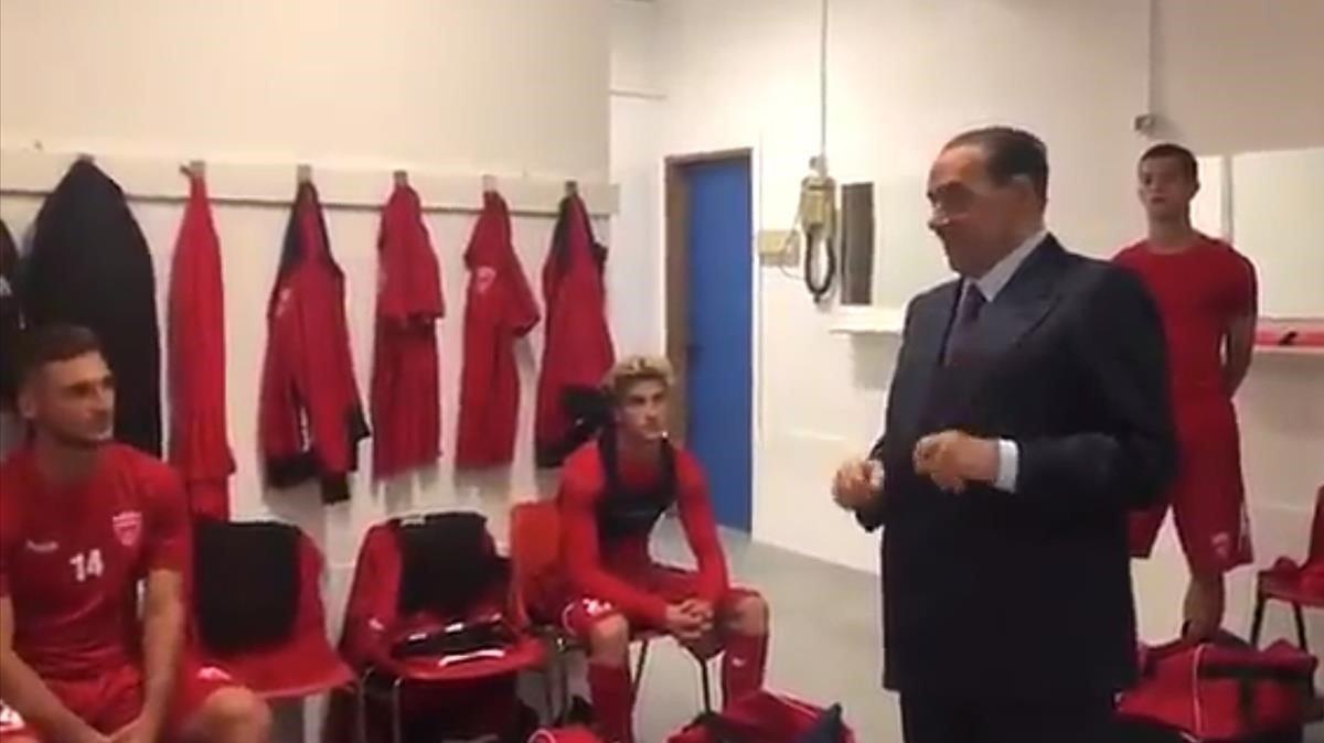 Silvio Berlusconi, durante una visita al vestuario de su nuevo club, el Monza.