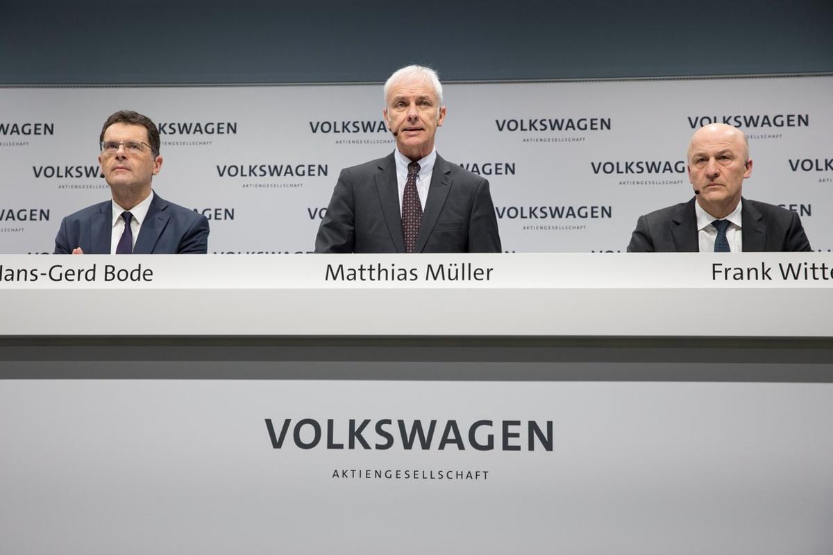 OMM04. BERLÍN (ALEMANIA), 13/03/2018.- El presidente mundial del grupo Volkswagen, Matthias Müller (c), el jefe de finanzas, Frank Witter (d), y el jefe de comunicaciones, Hans-Gerd Bode (i), ofrecen una rueda de prensa para presentar los reusltado anuales de la fabricante, en Berlín (Alemania), hoy 13 de marzo de 2018. Müller anunció que van a aumentar a 16 el número de fábricas que produzcan eléctricos en 2022, frente a las 3 fábricas que lo hacen ahora. EFE/ Omer Messinger
