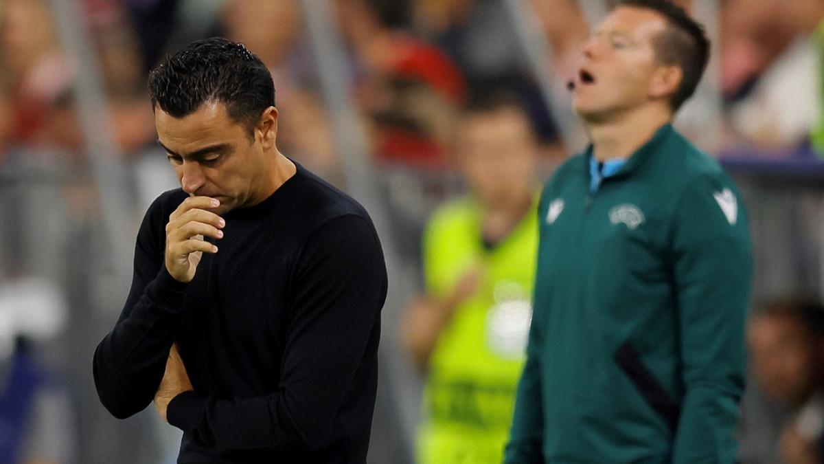 Xavi, preocupado, tras encajar uno de los dos goles del Bayern en Múnich.
