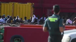 Detenidos por piratería nueve de los migrantes que se amotinaron en el barco que los rescató