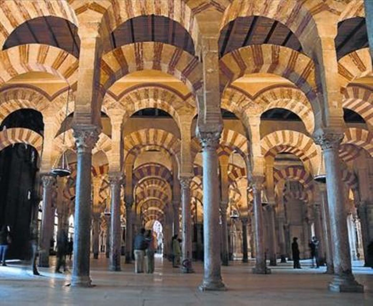 Patrimoni Mundial 8 Uns turistes deambulen per l’interior de la nau central de la Mesquita de Còrdova. Patrimoni Mundial 8 Uns turistes deambulen per l’interior de la nau central de la Mesquita de Còrdova.