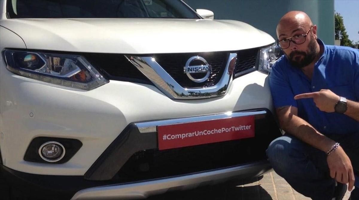 Raúl Escolano, con su coche comprado a través de Twitter. Raúl Escolano, con su coche comprado a través de Twitter.