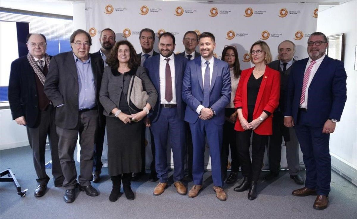 Consejo consultivo de Societat Civil Catalana, con el presidente de la entidad, Fernando Sánchez Costa. Consejo consultivo de Societat Civil Catalana, con el presidente de la entidad, Fernando Sánchez Costa.