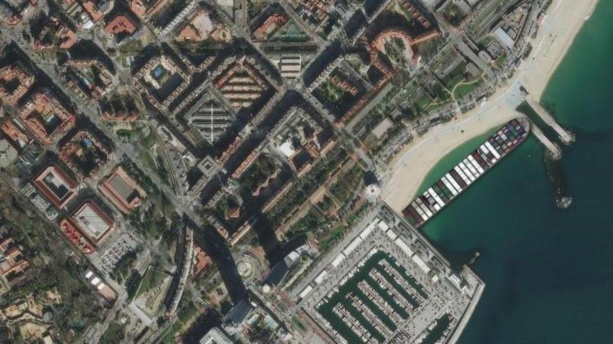 El ’Ever Green’, encajado en la playa Nova Icària de Barcelona. El ’Ever Green’, encajado en la playa Nova Icària de Barcelona.