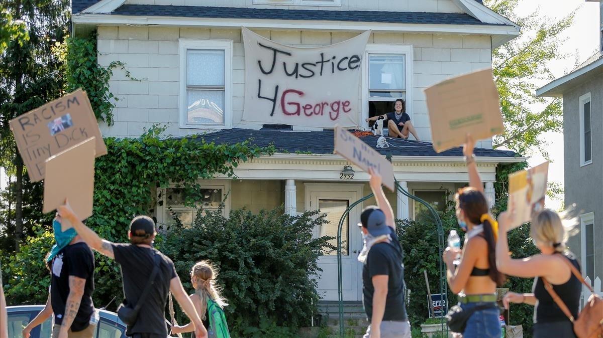 Protesta frenta al lugar donde un policía asfixió a George Floyd en Mineápolis.