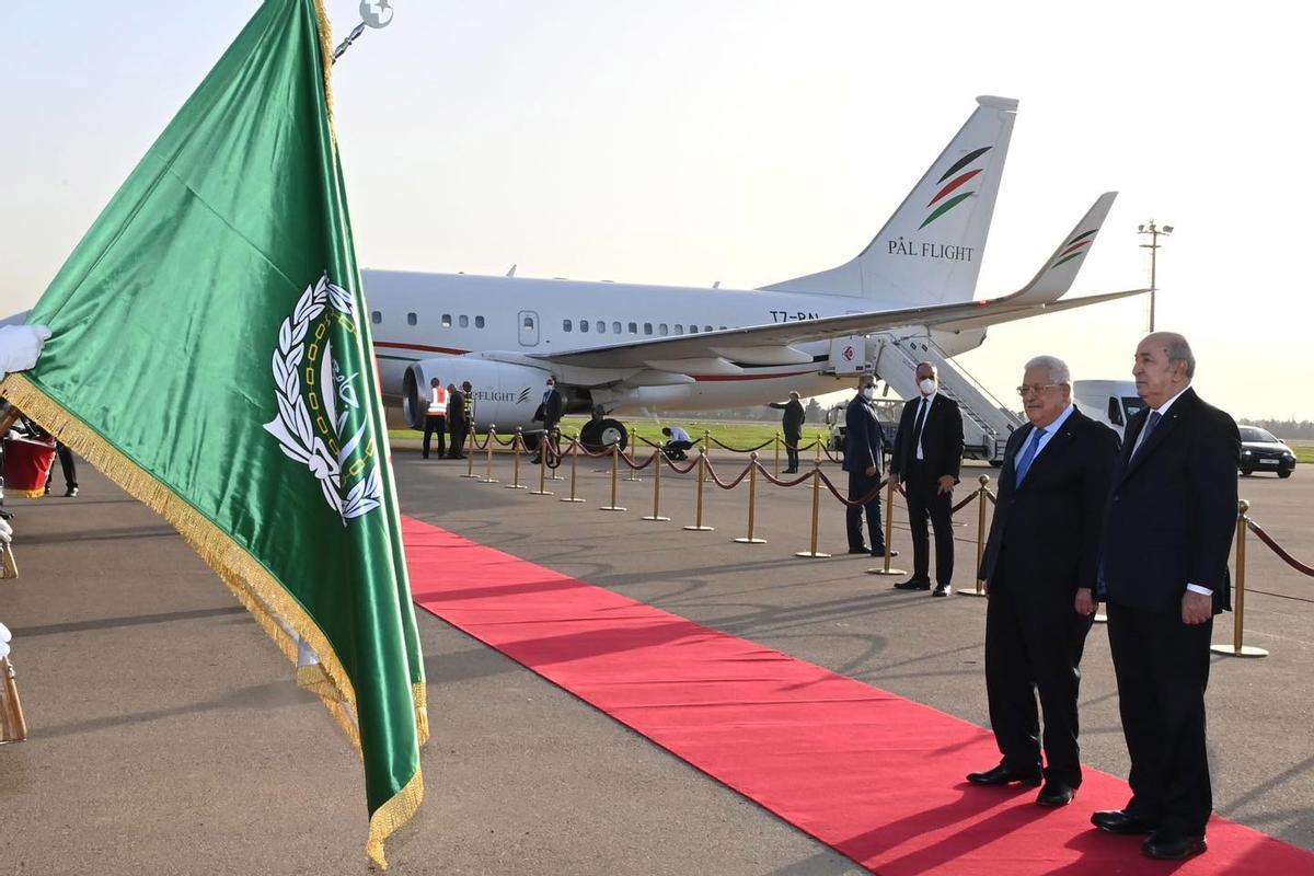 El presidente de Argelia, Abdelmadjid Tebboune (derecha), recibe al presidente de la Autoridad Nacional Palestina, Mahmud Abbás, este lunes en el aeropuerto de Argel. El presidente de Argelia, Abdelmadjid Tebboune (derecha), recibe al presidente de la Autoridad Nacional Palestina, Mahmud Abbás, este lunes en el aeropuerto de Argel.