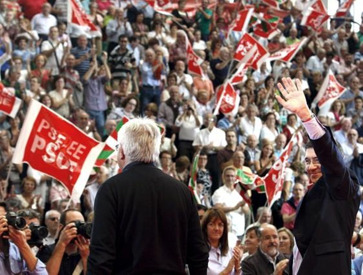 Felipe González y Patxi López, en el mitin de Barakaldo. Felipe González y Patxi López, en el mitin de Barakaldo.