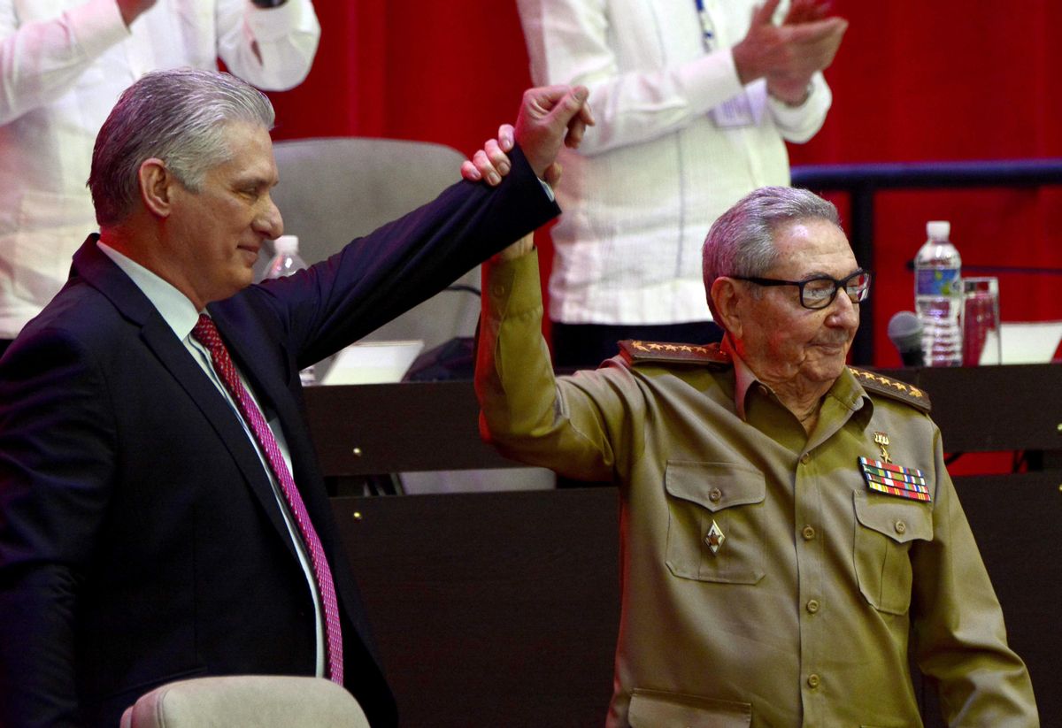 Miguel Díaz-Cane, presidente de Cuba, junto al General de Ejército Raúl Castro, tras su elección como primer secretario del Comité Central del Partido Comunista de Cuba, hoy en La Habana. Miguel Díaz-Cane, presidente de Cuba, junto al General de Ejército Raúl Castro, tras su elección como primer secretario del Comité Central del Partido Comunista de Cuba, hoy en La Habana.