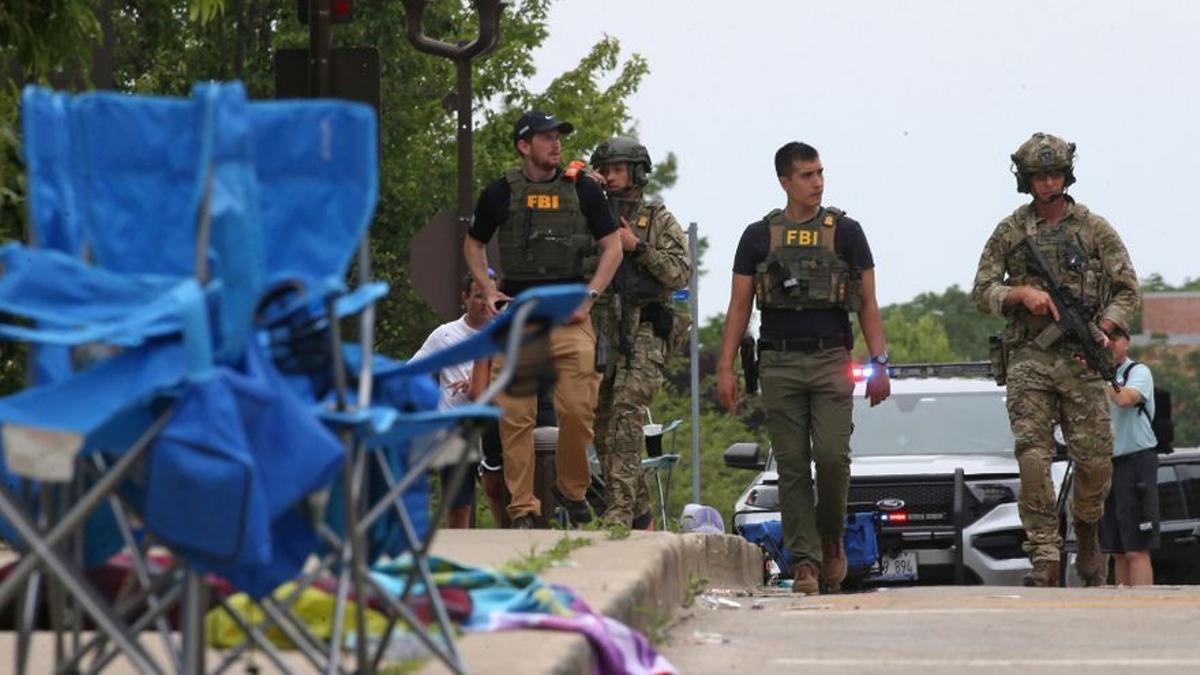 Las fuerzas de seguridad inspeccionan el lugar de los hechos después de que un desconocido realizara disparos durante un desfile del 4 de julio en Highland Park, matando al menos a seis personas e hiriendo a 24.