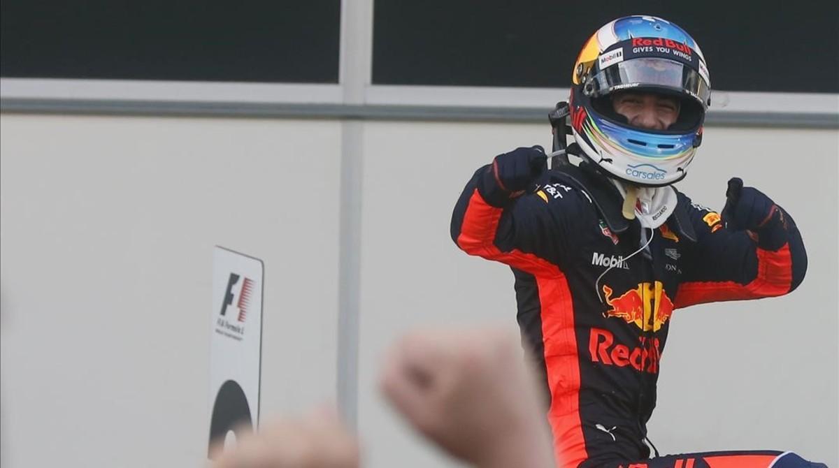 Daniel Ricciardo celebra su victoria en el GP de Azerbaiyán de F-1.