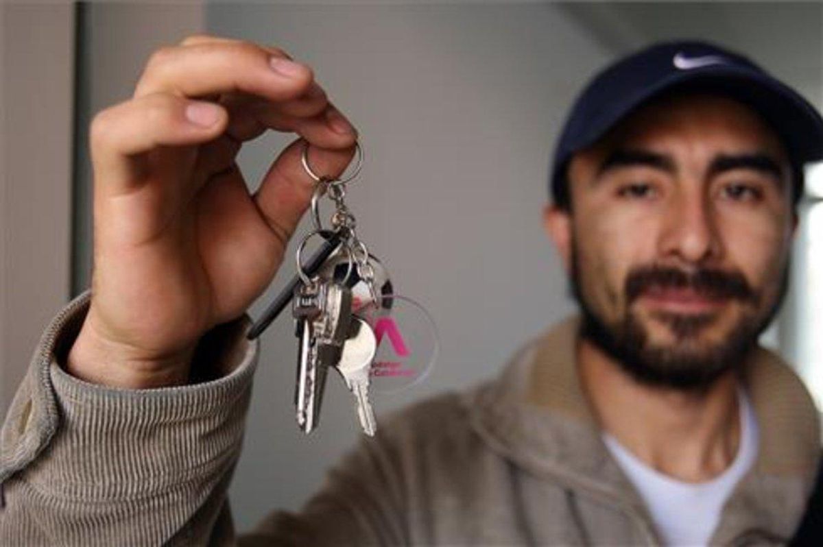 Un joven enseña las llaves de su piso de alquiler en Barcelona. Un joven enseña las llaves de su piso de alquiler en Barcelona.