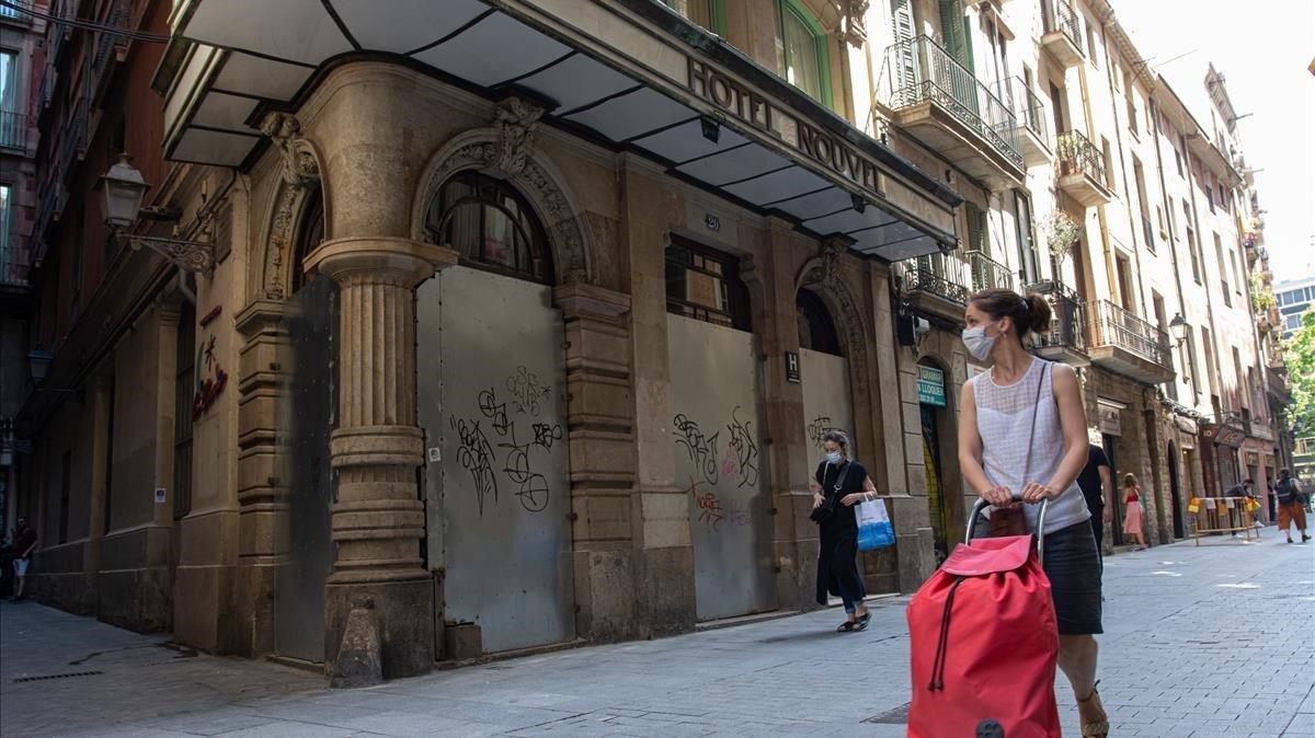 Uno de los muchos hoteles aún cerrados y tapiados, en el barrio Gòtic de Barcelona.