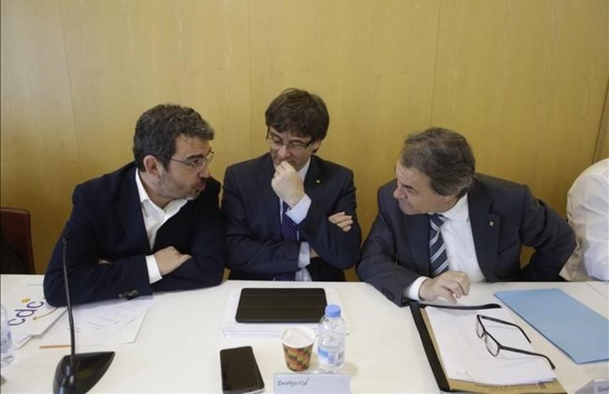 Francesc Sanchez, Carles Puigdemont y Artur Mas, en la reunión de la ejecutiva de CDC, este lunes. Francesc Sanchez, Carles Puigdemont y Artur Mas, en la reunión de la ejecutiva de CDC, este lunes.
