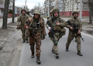 Soldados del Ejército de Ucrania en las calles de Severodonetsk