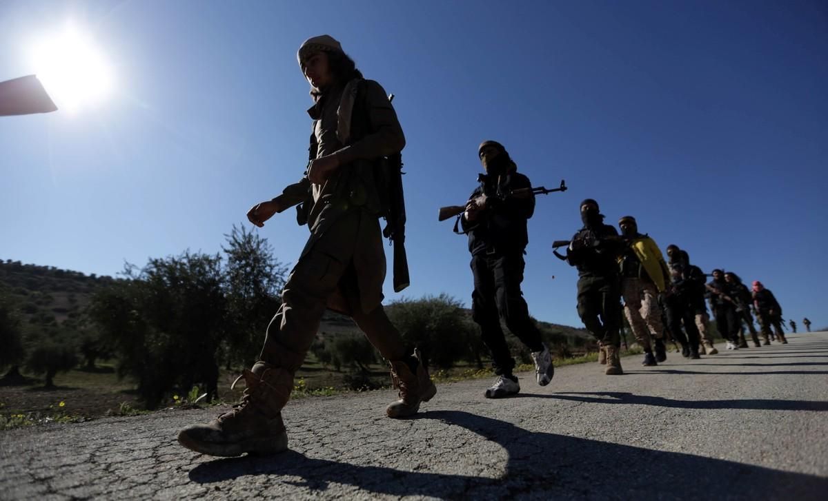 Soldados del Ejército Libre Sirio, apoyado por las tropas de Turquía, avanzan hacia Afrín. Soldados del Ejército Libre Sirio, apoyado por las tropas de Turquía, avanzan hacia Afrín.
