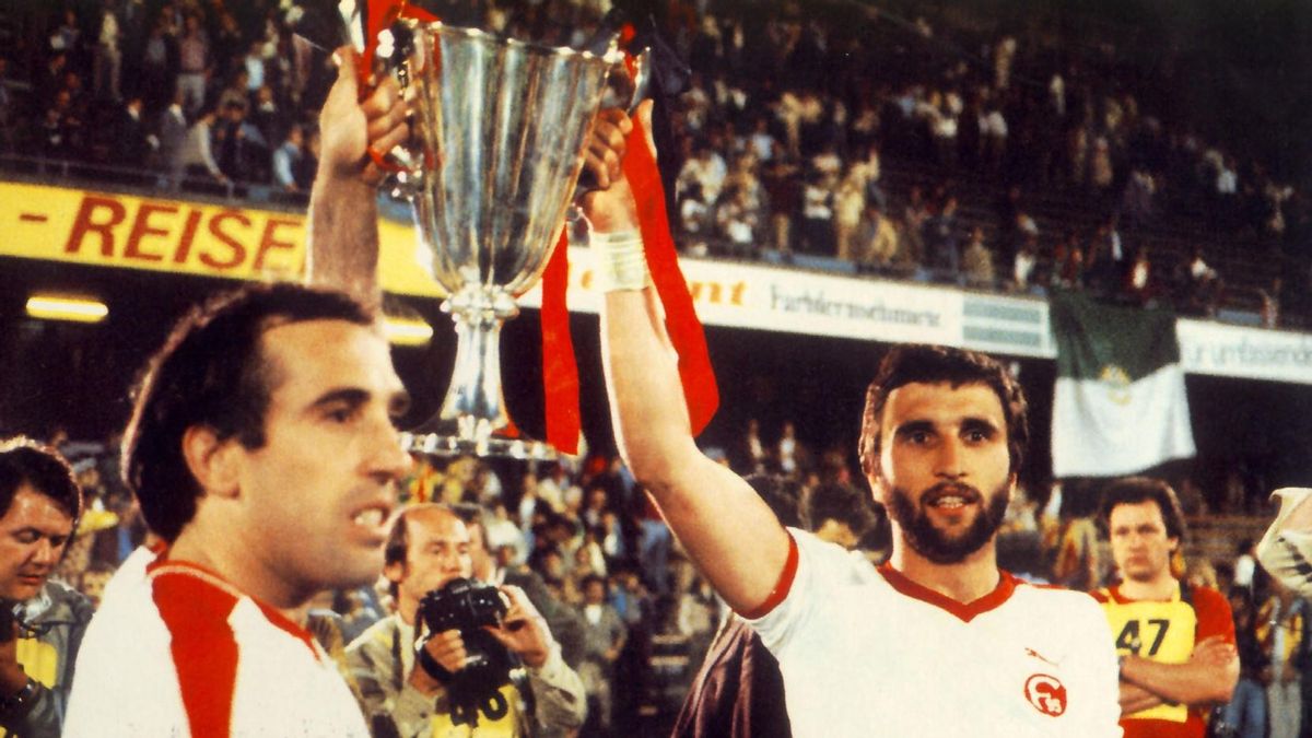 Asensi y Krankl exhiben la Recopa de Europa de 1979 conquistada en Basilea ante el Fortuna Düsseldorf (4-3). Asensi y Krankl exhiben la Recopa de Europa de 1979 conquistada en Basilea ante el Fortuna Düsseldorf (4-3).