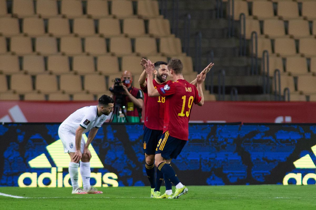 Los jugadores de España Dani Olmo (d) y Jordi Alba celebran uno de los goles ante Kosovo. Los jugadores de España Dani Olmo (d) y Jordi Alba celebran uno de los goles ante Kosovo.
