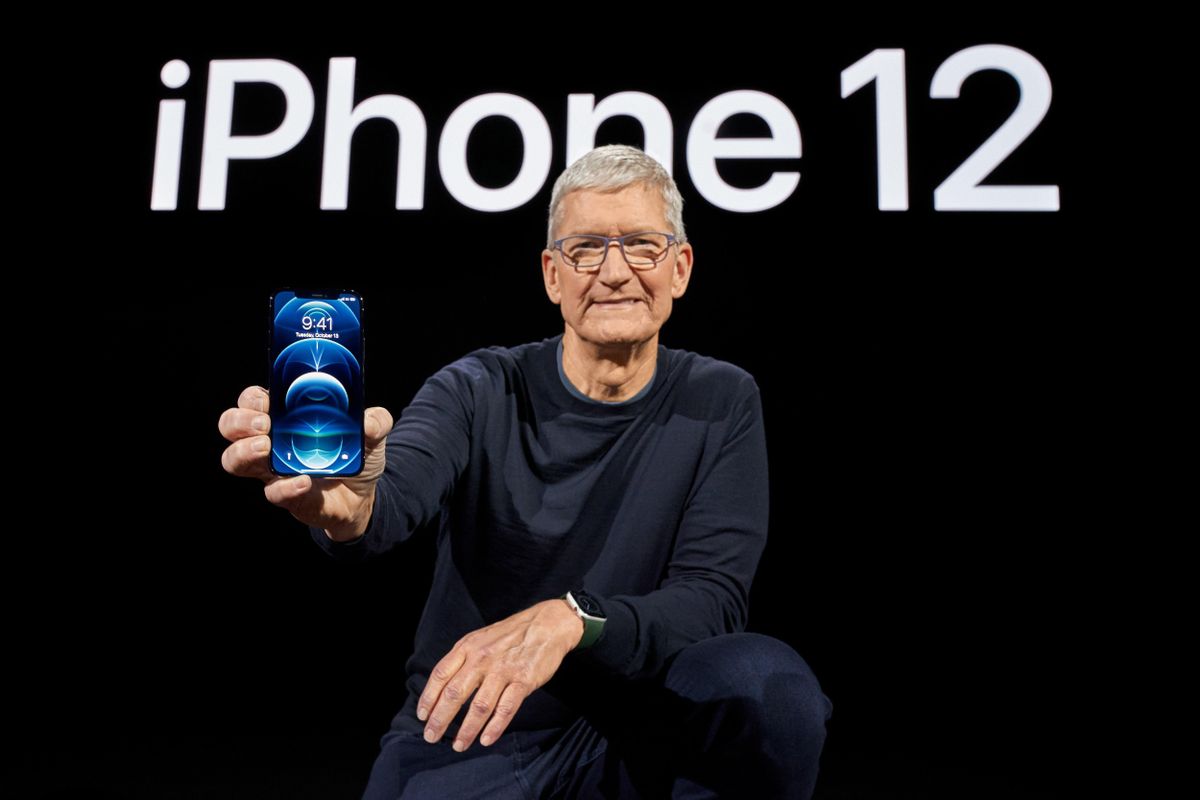 El CEO de Apple, Tim Cook, muestra el iPhone 12 Pro en la sede de la compañía, en Cupertino, California, EEUU, el pasado 13 de octubre de 2020. El CEO de Apple, Tim Cook, muestra el iPhone 12 Pro en la sede de la compañía, en Cupertino, California, EEUU, el pasado 13 de octubre de 2020.