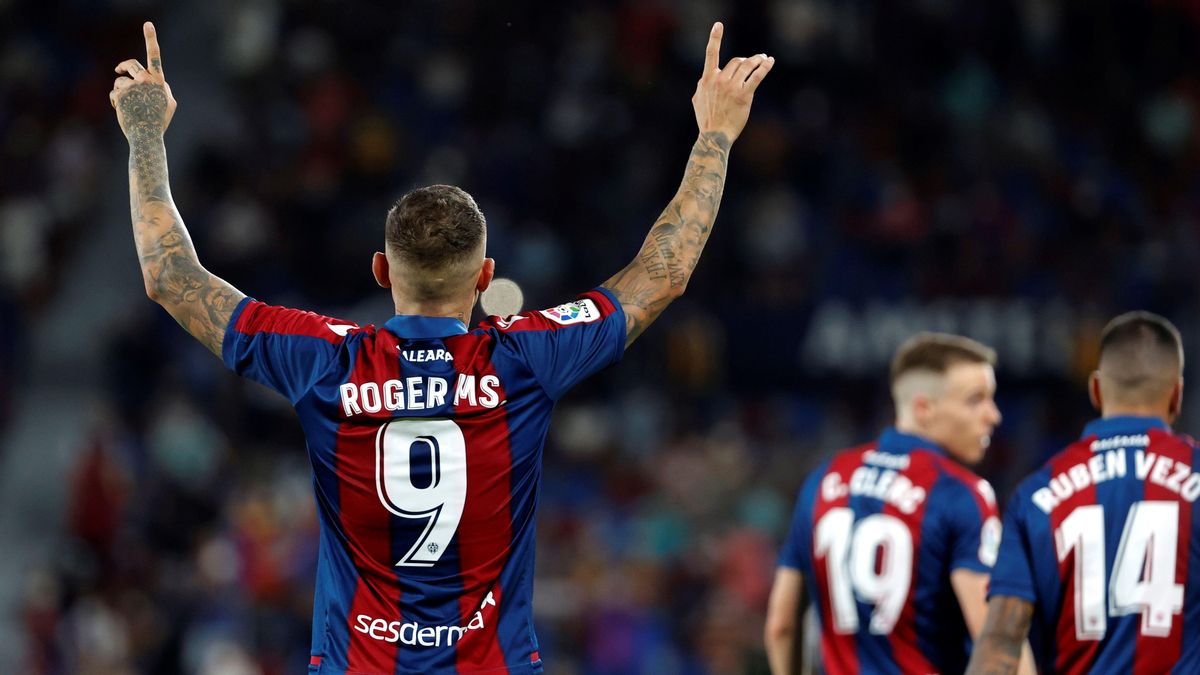 El delantero del Levante Roger Martí celebra tras marcar el gol del empate. El delantero del Levante Roger Martí celebra tras marcar el gol del empate.
