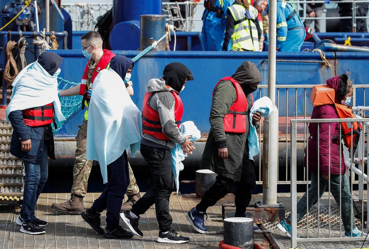 Migrantes llegan al puerto de Dover (Reino Unido) tras cruzar el Canal de la Mancha