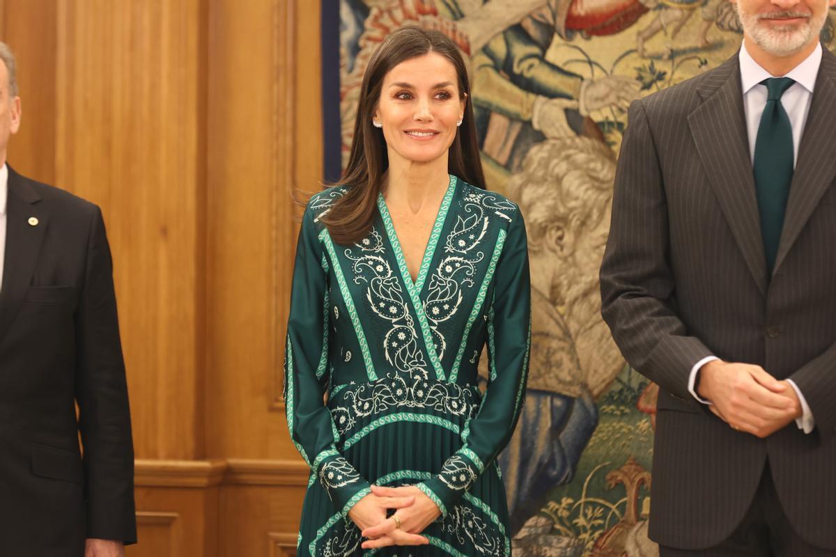 La Reina Letizia recupera de su fondo de armario el vestido verde tipo pañuelo