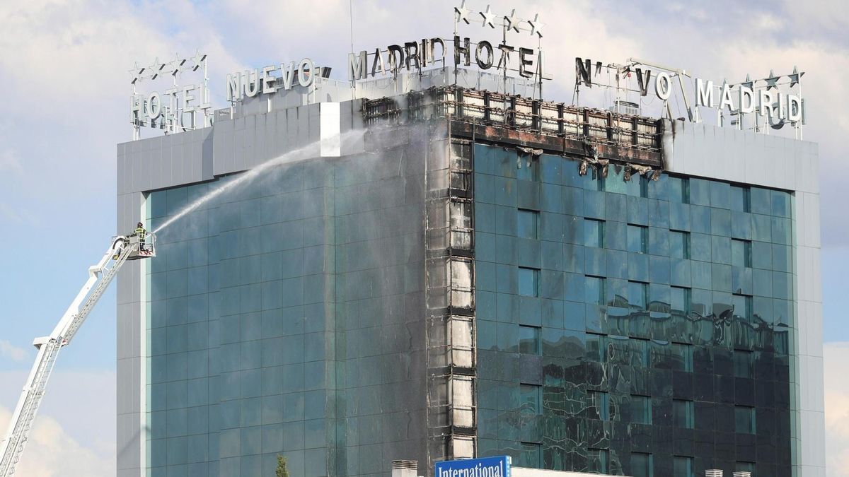 Los bomberos extinguen las llamas del aparatoso en la fachada exterior del Hotel Nuevo Madrid, situado junto a la zona norte de la M-30 en Madrid, este jueves. Los bomberos extinguen las llamas del aparatoso en la fachada exterior del Hotel Nuevo Madrid, situado junto a la zona norte de la M-30 en Madrid, este jueves.